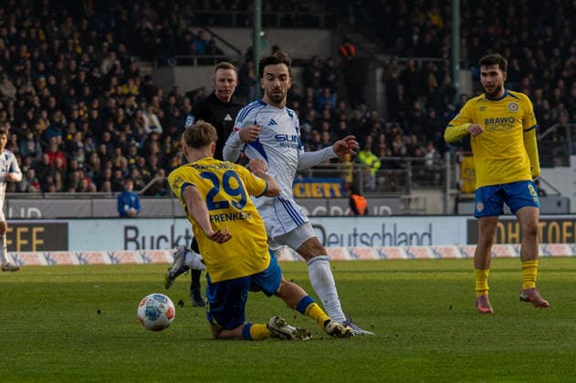 Deutschland, Fussball, 2. Bundesliga, 17.Spieltag 2025 2026: Eintracht Braunschweig - Schalke 04 am 21.12. in Braunschweig (Eintracht-Stadion): Lukas Frenkert (Eintracht Braunschweig 29) Kenan Karaman (FC Schalke 04 19)