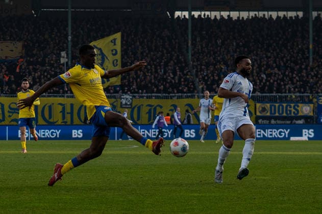 Deutschland, Fussball, 2. Bundesliga, 17.Spieltag 2025 2026: Eintracht Braunschweig - Schalke 04 am 21.12. in Braunschweig (Eintracht-Stadion): Patrick Nkoa (Eintracht Braunschweig 3)