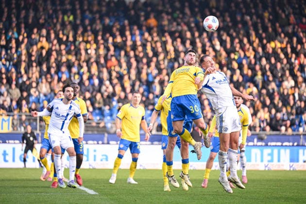 21.12.2025, Fussball, 2. Bundesliga, Saison 2025 2026, 17. Spieltag, Eintracht Braunschweig - FC Schalke 04, Robin Heußer (Eintracht Braunschweig) , Nikola Katic (FC Schalke 04) xRHR-FOTO YYx