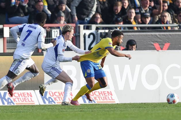 21.12.2025, xtgx, Fussball 2. Bundesliga, Eintracht Braunschweig - FC Schalke 04 v.l. Finn Porath (Schalke), Leon Bell Bell (Braunschweig, 19) Zweikampf, Duell, Kampf, tackle (DFL DFB REGULATIONS PROHIBIT ANY USE OF PHOTOGRAPHS as IMAGE SEQUENCES and or QUASI-VIDEO) Braunschweig