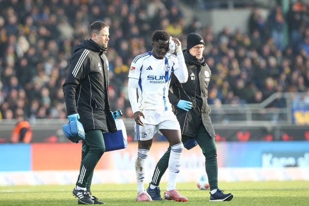 21.12.2025, xtgx, Fussball 2. Bundesliga, Eintracht Braunschweig - FC Schalke 04 v.l. Christian Gomis (Schalke) mit Eisbeutel, verletzt, Verletzung, injury, injured (DFL DFB REGULATIONS PROHIBIT ANY USE OF PHOTOGRAPHS as IMAGE SEQUENCES and or QUASI-VIDEO) Braunschweig