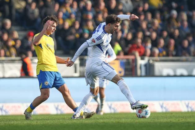 21.12.2025, xtgx, Fussball 2. Bundesliga, Eintracht Braunschweig - FC Schalke 04 v.l. Max Marie (Braunschweig, 15), Kenan Karaman (Schalke, 19) (DFL DFB REGULATIONS PROHIBIT ANY USE OF PHOTOGRAPHS as IMAGE SEQUENCES and or QUASI-VIDEO) Braunschweig