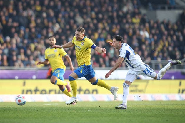 21.12.2025, xtgx, Fussball 2. Bundesliga, Eintracht Braunschweig - FC Schalke 04 v.l. Sven Koehler (Köhler, Braunschweig, 27), Soufiane El Faouzi (Schalke, 23) Zweikampf, Duell, Kampf, tackle (DFL DFB REGULATIONS PROHIBIT ANY USE OF PHOTOGRAPHS as IMAGE SEQUENCES and or QUASI-VIDEO) Braunschweig