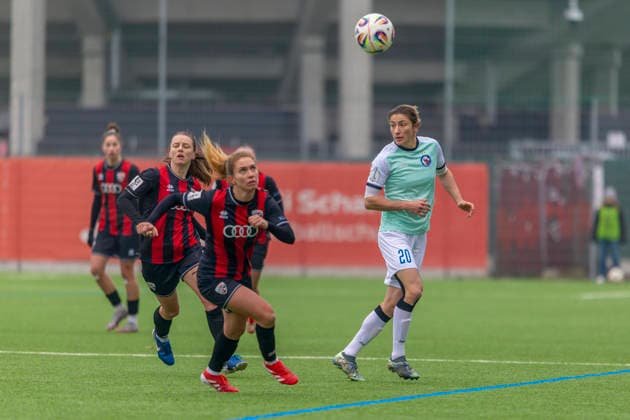 Ingolstadt, Deutschland 21. Dezember 2025: 2. BL - Frauen - 2025 2026 - FC Ingolstadt 04 vs. 1. FFC Turbine Potsdam Im Bild: v. li. im Zweikampf Leonie Haberäcker Haberaecker (FCI) und Bianca Schmidt (Turbine) Audi Sportpark Bayern Copyright: xFotostandx xSchäferx