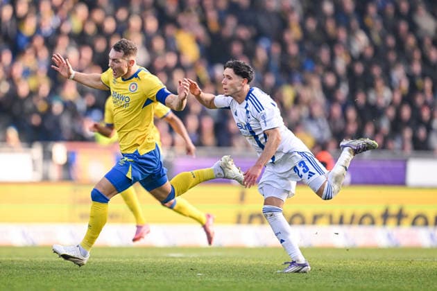 21.12.2025, Fussball, 2. Bundesliga, Saison 2025 2026, 17. Spieltag, Eintracht Braunschweig - FC Schalke 04, Sven Köhler (Eintracht Braunschweig) , Soufiane El-Faouzi (FC Schalke 04) xRHR-FOTO YYx