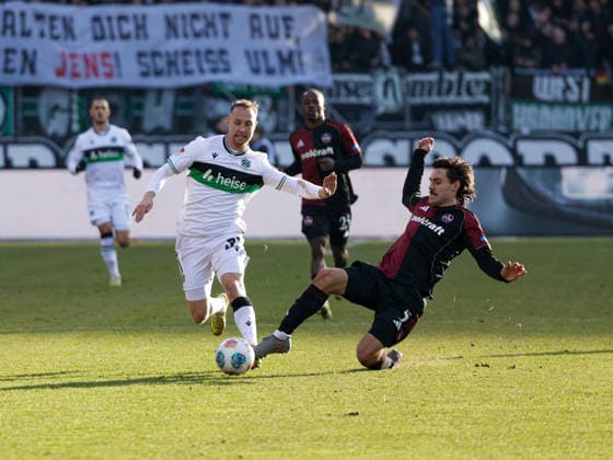 Deutschland: Fußball, 2. Bundesliga 2025 26, 17. Spieltag - 1 FC Nürnberg vs Hannover 96 - Max-Morlock Stadion (Nürnberg): Tom Baack (1. FC Nürnberg, 5) Maurice Neubauer (Hannover 96, 33)