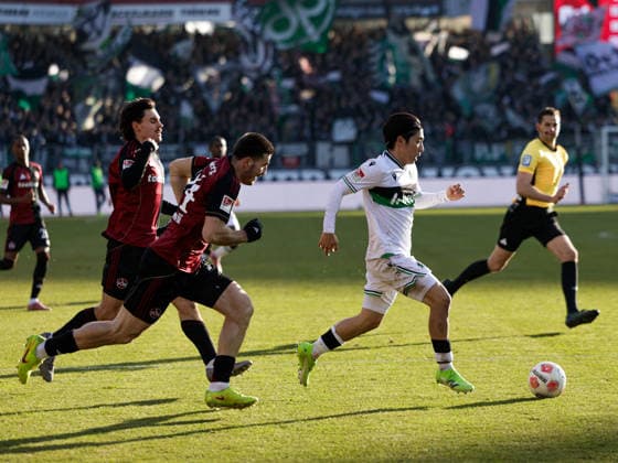 Deutschland: Fußball, 2. Bundesliga 2025 26, 17. Spieltag - 1 FC Nürnberg vs Hannover 96 - Max-Morlock Stadion (Nürnberg): Daisuke Yokota (Hannover 96, 18) Luka Lochoshvili (1. FC Nürnberg, 24) Tom Baack (1. FC Nürnberg, 5)