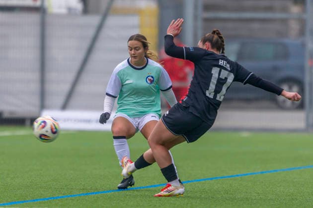 Ingolstadt, Deutschland 21. Dezember 2025: 2. BL - Frauen - 2025 2026 - FC Ingolstadt 04 vs. 1. FFC Turbine Potsdam Im Bild: v. li. im Zweikampf Libby Moore (Turbine) und Leonie Hein (FCI) Audi Sportpark Bayern Copyright: xFotostandx xSchäferx