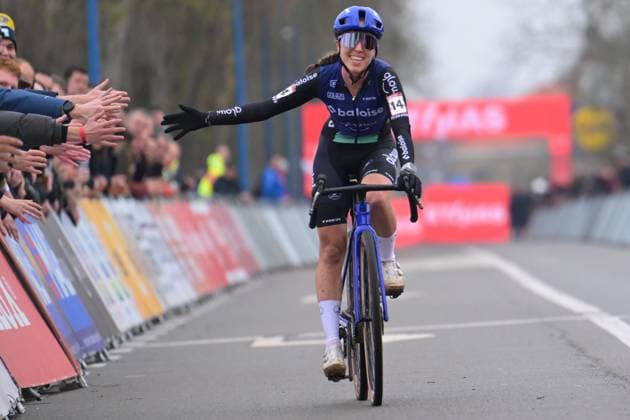Dutch Shirin van Anrooij pictured crossing the finish line of the women s elite race of the 6th stage (out of 12) of the world cup cyclocross, in Koksijde Sunday 21 December 2025. DAVIDxPINTENS  x150538113x