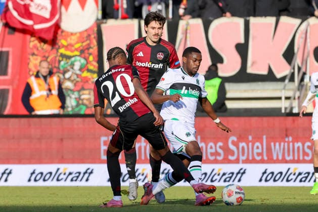Pape Demba Diop (1. FC Nuernberg), Tom Baack (1. FC Nuernberg) und Noel Aseko (Hannover 96) kaempfen um den Ball, 2. Bundesliga, 1. FC Nürnberg v Hannover 96, Max-Morlock-Stadion am 21. December 2025 in Nürnberg, Deutschland. (Foto von Marco Steinbrenner DeFodi Images) Pape Demba Diop (1. FC Nuernberg), Tom Baack (1. FC Nuernberg) und Noel Aseko (Hannover 96) battle for the ball, 2. Bundesliga, 1. FC Nürnberg v Hannover 96, Max-Morlock-Stadion, December 21, 2025 in Nürnberg, Germany. (Photo by Marco Steinbrenner DeFodi Images) -
