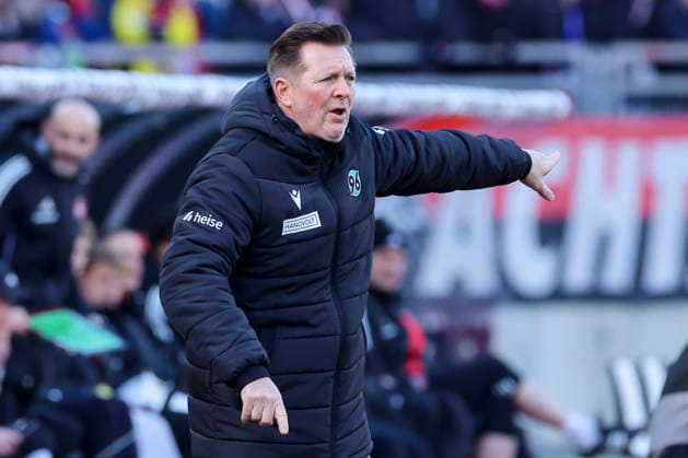 Trainer Christian Titz (Hannover 96) gestikuliert, 2. Bundesliga, 1. FC Nürnberg v Hannover 96, Max-Morlock-Stadion am 21. December 2025 in Nürnberg, Deutschland. (Foto von Marco Steinbrenner DeFodi Images) Trainer Christian Titz (Hannover 96) gestures, 2. Bundesliga, 1. FC Nürnberg v Hannover 96, Max-Morlock-Stadion, December 21, 2025 in Nürnberg, Germany. (Photo by Marco Steinbrenner DeFodi Images) -