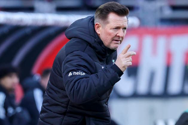 Trainer Christian Titz (Hannover 96) gestikuliert, 2. Bundesliga, 1. FC Nürnberg v Hannover 96, Max-Morlock-Stadion am 21. December 2025 in Nürnberg, Deutschland. (Foto von Marco Steinbrenner DeFodi Images) Trainer Christian Titz (Hannover 96) gestures, 2. Bundesliga, 1. FC Nürnberg v Hannover 96, Max-Morlock-Stadion, December 21, 2025 in Nürnberg, Germany. (Photo by Marco Steinbrenner DeFodi Images) -