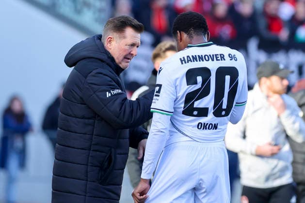 Trainer Christian Titz (Hannover 96) und Ime Okon (Hannover 96) unterhalten sich, 2. Bundesliga, 1. FC Nürnberg v Hannover 96, Max-Morlock-Stadion am 21. December 2025 in Nürnberg, Deutschland. (Foto von Marco Steinbrenner DeFodi Images) Trainer Christian Titz (Hannover 96) und Ime Okon (Hannover 96) talk together, 2. Bundesliga, 1. FC Nürnberg v Hannover 96, Max-Morlock-Stadion, December 21, 2025 in Nürnberg, Germany. (Photo by Marco Steinbrenner DeFodi Images) -