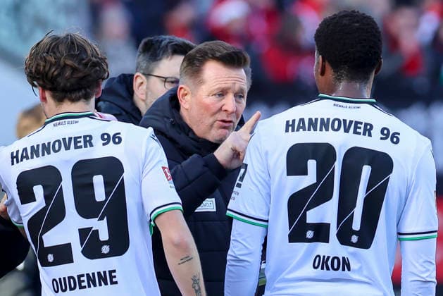 Kolja Oudenne (Hannover 96), Trainer Christian Titz (Hannover 96) und Ime Okon (Hannover 96) unterhalten sich, 2. Bundesliga, 1. FC Nürnberg v Hannover 96, Max-Morlock-Stadion am 21. December 2025 in Nürnberg, Deutschland. (Foto von Marco Steinbrenner DeFodi Images) Kolja Oudenne (Hannover 96), Trainer Christian Titz (Hannover 96) und Ime Okon (Hannover 96) talk together, 2. Bundesliga, 1. FC Nürnberg v Hannover 96, Max-Morlock-Stadion, December 21, 2025 in Nürnberg, Germany. (Photo by Marco Steinbrenner DeFodi Images) -