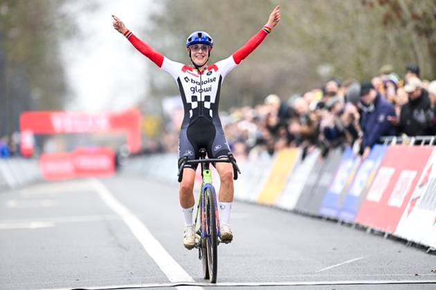 UCI Cyclocross World Cup 2025-2026 Koksijde KOKSIJDE, BELGIUM - DECEMBER 21 : Brand Lucinda of Baloise Glowi Lions celebrating her victory during the 6th leg of the Koksijde UCI Cyclocross World Cup 2025-2026 a cyclocross race for Women Elite on December 21, 2025 in Koksijde, Belgium, 21 12 2025 ( Koksijde Belgium  Copyright: xNicoxVereeckenx