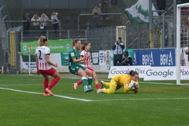 Google Pixel Frauen-Bundesliga: SC Freiburg vs. SV Werder Bremen, 21.12.2025 Laura Benkarth (SC Freiburg, 1) mit einer Parade Google Pixel Frauen-Bundesliga: SC Freiburg vs. SV Werder Bremen, Dreisamstadion, 21.12.2025 DFB DFL REGULATIONS PROHIBIT ANY USE OF PHOTOGRAPHS AS IMAGE SEQUENCES AND OR QUASI-VIDEO. Copyright: xBEAUTIFULxSPORTS Boscox