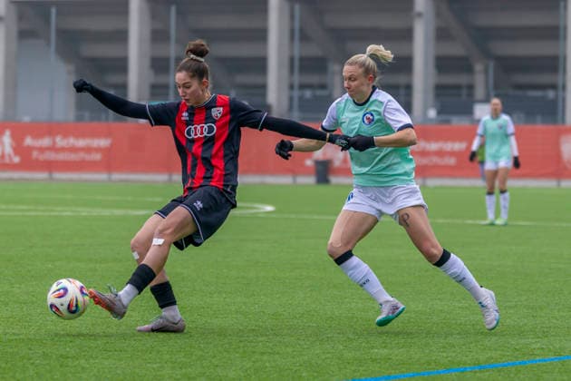 Ingolstadt, Deutschland 21. Dezember 2025: 2. BL - Frauen - 2025 2026 - FC Ingolstadt 04 vs. 1. FFC Turbine Potsdam Im Bild: v. li. im Zweikampf Emma Kusch (FCI) und Laura Lindner (Turbine) Audi Sportpark Bayern Copyright: xFotostandx xSchäferx