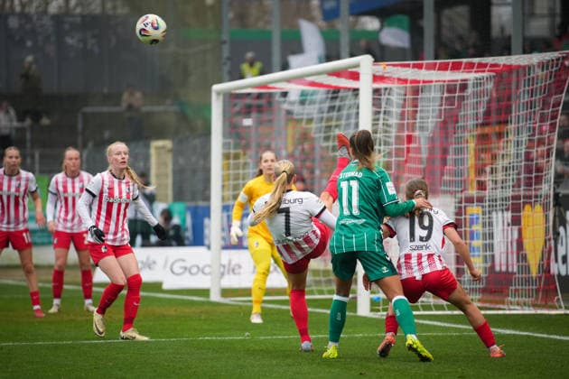 Fussball, Google Pixel Frauen-Bundesliga, 14 .Spieltag, 2025 2026, SC Freiburg vs. SV Werder Bremen, 21.12.2025, Dreisamstadion, Freiburg,: Tessa Blumenberg (SC Freiburg, Frauen 7) Meret Felde (SC Freiburg, Frauen 4) MAJA STERNAD (SV Werder Bremen),11 Freiburg Dreisamstadion Baden-Württemberg Deutschland Copyright: xFINLEYxMÖRCHx