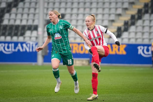 Fussball, Google Pixel Frauen-Bundesliga, 14 .Spieltag, 2025 2026, SC Freiburg vs. SV Werder Bremen, 21.12.2025, Dreisamstadion, Freiburg,: LINA HAUSICKE (SV Werder Bremen, 18) Meret Felde (SC Freiburg, Frauen 4) Freiburg Dreisamstadion Baden-Württemberg Deutschland Copyright: xFINLEYxMÖRCHx