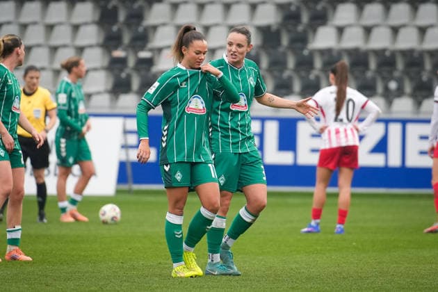 Fussball, Google Pixel Frauen-Bundesliga, 14 .Spieltag, 2025 2026, SC Freiburg vs. SV Werder Bremen, 21.12.2025, Dreisamstadion, Freiburg,: MAJA STERNAD (SV Werder Bremen),11 VERENA WIEDER (SV Werder Bremen,31) Freiburg Dreisamstadion Baden-Württemberg Deutschland Copyright: xFINLEYxMÖRCHx