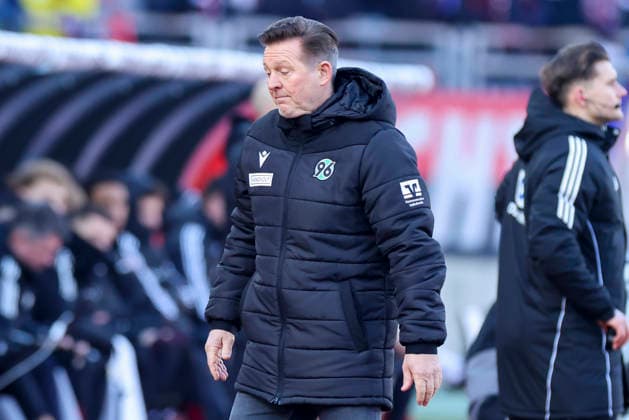 Trainer Christian Titz (Hannover 96) schaut enttaeuscht, 2. Bundesliga, 1. FC Nürnberg v Hannover 96, Max-Morlock-Stadion am 21. December 2025 in Nürnberg, Deutschland. (Foto von Marco Steinbrenner DeFodi Images) Trainer Christian Titz (Hannover 96) looks dejected, 2. Bundesliga, 1. FC Nürnberg v Hannover 96, Max-Morlock-Stadion, December 21, 2025 in Nürnberg, Germany. (Photo by Marco Steinbrenner DeFodi Images) -
