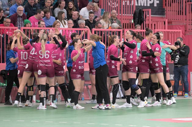 Kreis der TusSies vor dem Spiel TusSies Metzingen vs. VfL Oldenburg, Handball, Alsco HBF, 11.Ligaspieltag, Saison 2025 2026, 21.12.2025 TusSies Metzingen vs. VfL Oldenburg, Handball, Alsco HBF, 11.Ligaspieltag, Saison 2025 2026, 21.12.2025 Tuebingen Copyright: xEibner-Pressefoto TobiasxBaurx EP_TBR