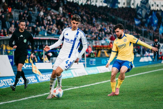 2. Bundesliga: Eintracht Braunschweig vs. FC Schalke 04, 13.12.2025 Mertcan Ayhan (FC Schalke 04, 43) gegen Mehmet Can Aydin (Eintracht Braunschweig, 8); Fußball, 2. Bundesliga, 17. Spieltag: Eintracht Braunschweig vs. FC Schalke 04 am 21.12.2025 im Eintracht-Stadion, Braunschweig DFL REGULATIONS PROHIBIT ANY USE OF PHOTOGRAPHS AS IMAGE SEQUENCES AND OR QUASI-VIDEO.