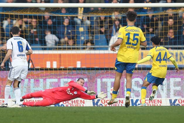 21.12.2025, xtgx, Fussball 2. Bundesliga, Eintracht Braunschweig - FC Schalke 04 v.l. Loris Karius (Schalke, 1) Parade, haelt den Ball, faengt den Ball, pariert (DFL DFB REGULATIONS PROHIBIT ANY USE OF PHOTOGRAPHS as IMAGE SEQUENCES and or QUASI-VIDEO) Braunschweig