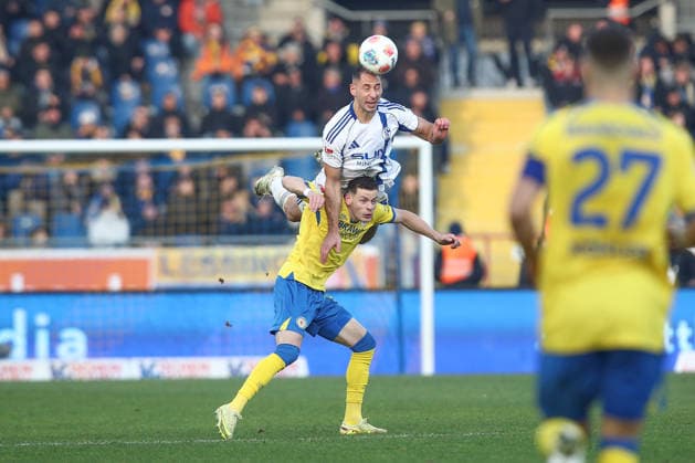 21.12.2025, xtgx, Fussball 2. Bundesliga, Eintracht Braunschweig - FC Schalke 04 v.l. Erencan Yardimci (Braunschweig, 9), Nikola Katic (Schalke, 25) Zweikampf, Duell, Kampf, tackle (DFL DFB REGULATIONS PROHIBIT ANY USE OF PHOTOGRAPHS as IMAGE SEQUENCES and or QUASI-VIDEO) Braunschweig