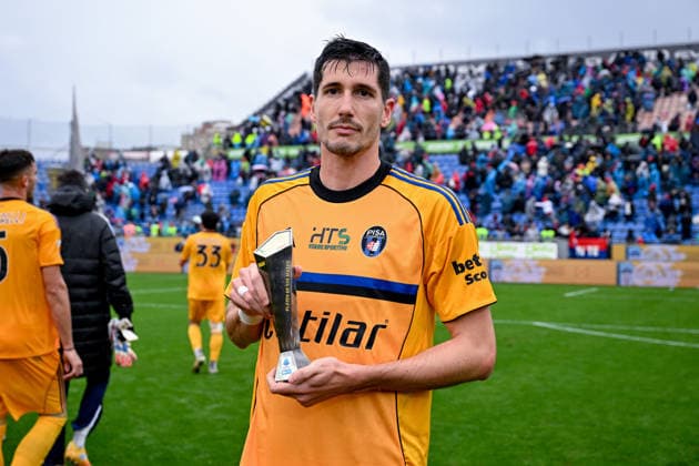 Pisa s Stefano Moreo Panini Player of the match Serie A Enilive 2025 2026 at the end of Serie A soccer match between Cagliari Calcio and Pisa at the Unipol Domus in Cagliari, Sardinia - Sunday, 21 december 2025. - Soccer  Copyright: xGianlucaxZuddas LaPressex