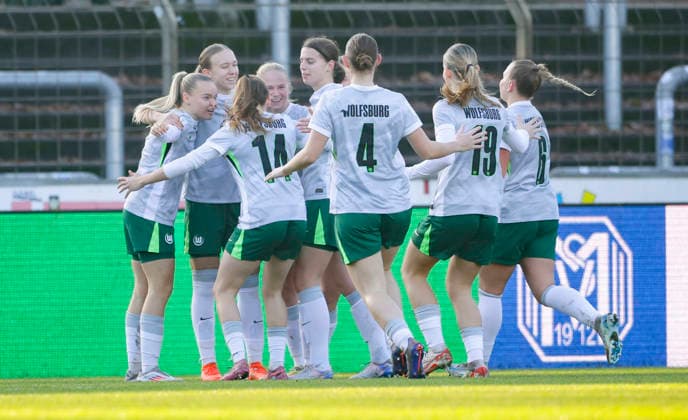 21.12.2025, Hänsch-Arena, Meppen, GER, SVM Frauen 2. Bundesliga vs VfL Wolfsburg II, Wolfsburger 0:1-Jubel DFL REGULATIONS PROHIBIT ANY USE OF PHOTOGRAPHS AS IMAGE SEQUENCES AND OR QUASI-VIDEO. Meppen Niedersachsen Deutschland Hänsch-Arena