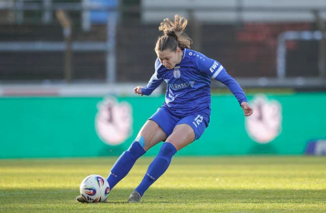 21.12.2025, Hänsch-Arena, Meppen, GER, SVM Frauen 2. Bundesliga vs VfL Wolfsburg II, Sarah Hagg (SV Meppen 12) DFL REGULATIONS PROHIBIT ANY USE OF PHOTOGRAPHS AS IMAGE SEQUENCES AND OR QUASI-VIDEO. Meppen Niedersachsen Deutschland Hänsch-Arena