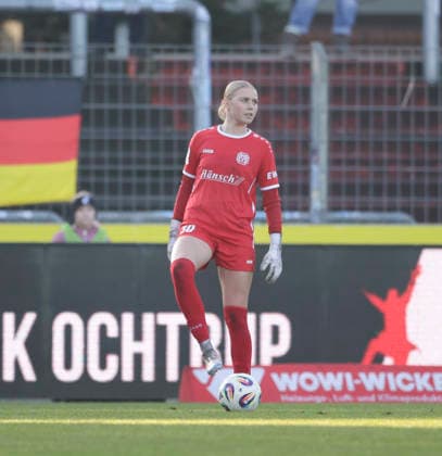 21.12.2025, Hänsch-Arena, Meppen, GER, SVM Frauen 2. Bundesliga vs VfL Wolfsburg II, Carla Steenken (SV Meppen 30) DFL REGULATIONS PROHIBIT ANY USE OF PHOTOGRAPHS AS IMAGE SEQUENCES AND OR QUASI-VIDEO. Meppen Niedersachsen Deutschland Hänsch-Arena