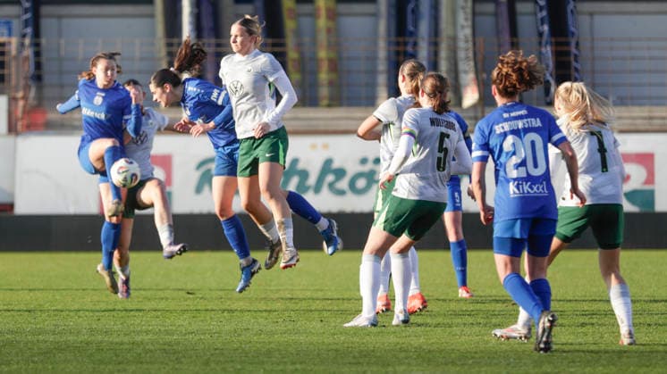21.12.2025, Hänsch-Arena, Meppen, GER, SVM Frauen 2. Bundesliga vs VfL Wolfsburg II, Schuss von Sarah Hagg (SV Meppen 12) zum 1:1 DFL REGULATIONS PROHIBIT ANY USE OF PHOTOGRAPHS AS IMAGE SEQUENCES AND OR QUASI-VIDEO. Meppen Niedersachsen Deutschland Hänsch-Arena