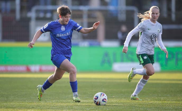 21.12.2025, Hänsch-Arena, Meppen, GER, SVM Frauen 2. Bundesliga vs VfL Wolfsburg II, Lea Mauly (SV Meppen 19) DFL REGULATIONS PROHIBIT ANY USE OF PHOTOGRAPHS AS IMAGE SEQUENCES AND OR QUASI-VIDEO. Meppen Niedersachsen Deutschland Hänsch-Arena