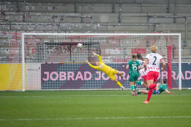 Fussball, Google Pixel Frauen-Bundesliga, 14 .Spieltag, 2025 2026, SC Freiburg vs. SV Werder Bremen, 21.12.2025, Dreisamstadion, Freiburg,: Leela Egli (SC Freiburg, Frauen 20) Tor, Torjubel, Emotionen, Torschuss, Freude, Jubel, Freiburg Dreisamstadion Baden-Württemberg Deutschland Copyright: xFINLEYxMÖRCHx