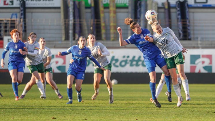 21.12.2025, Hänsch-Arena, Meppen, GER, SVM Frauen 2. Bundesliga vs VfL Wolfsburg II, Kopfball Chantal Schouwstra (SV Meppen 20) DFL REGULATIONS PROHIBIT ANY USE OF PHOTOGRAPHS AS IMAGE SEQUENCES AND OR QUASI-VIDEO. Meppen Niedersachsen Deutschland Hänsch-Arena
