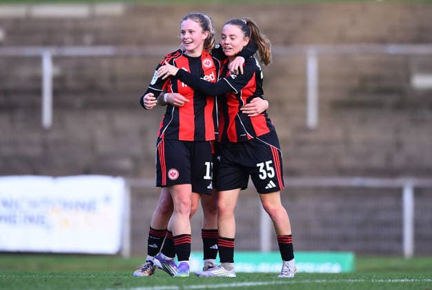 Fußball 2. Frauen-Bundesliga Saison 2025 2026 14. Spieltag: Borussia Mönchengladbach - Eintracht Frankfurt II am 21.12.2025 im Grenzlandstadion in Mönchengladbach Helene Schäfer ( Eintracht Frankfurt II ), rechts freut sich über das 0:2 DFB regulations prohibit any use of photographs as image sequences and or quasi-video. Nordrhein-Westfalen Deutschland