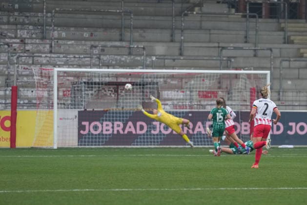 Google Pixel Frauen-Bundesliga: SC Freiburg vs. SV Werder Bremen, 21.12.2025 Schuss zum 2:0 durch Leela Egli (SC Freiburg, 20), Mariella El Sherif (SV Werder Bremen, 39) versucht den Ball zu fangen mit hechten Google Pixel Frauen-Bundesliga: SC Freiburg vs. SV Werder Bremen, Dreisamstadion, 21.12.2025 DFB DFL REGULATIONS PROHIBIT ANY USE OF PHOTOGRAPHS AS IMAGE SEQUENCES AND OR QUASI-VIDEO. Copyright: xBEAUTIFULxSPORTS Boscox
