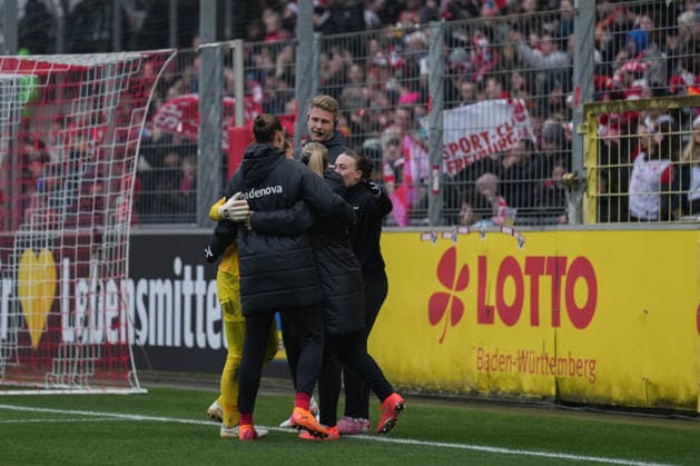 Google Pixel Frauen-Bundesliga: SC Freiburg vs. SV Werder Bremen, 21.12.2025 Laura Benkarth (SC Freiburg, 1) feiert zum 2:0 durch Leela Egli (SC Freiburg, 20) mit den Auswechselnspielerinnen Google Pixel Frauen-Bundesliga: SC Freiburg vs. SV Werder Bremen, Dreisamstadion, 21.12.2025 DFB DFL REGULATIONS PROHIBIT ANY USE OF PHOTOGRAPHS AS IMAGE SEQUENCES AND OR QUASI-VIDEO. Copyright: xBEAUTIFULxSPORTS Boscox