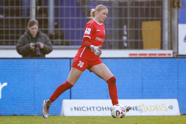 21.12.2025, Hänsch-Arena, Meppen, GER, SVM Frauen 2. Bundesliga vs VfL Wolfsburg II, Carla Steenken (SV Meppen 30) DFL REGULATIONS PROHIBIT ANY USE OF PHOTOGRAPHS AS IMAGE SEQUENCES AND OR QUASI-VIDEO. Meppen Niedersachsen Deutschland Hänsch-Arena