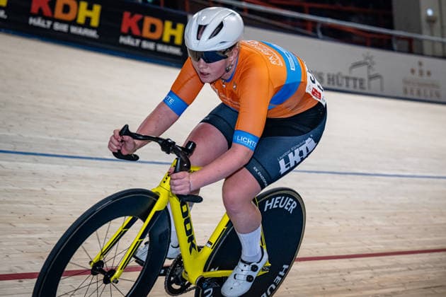 WEISSER Lisa: DM Omnium 2025 - Frankfurt Oder WEISSER Lisa ( GER ) RK Endspurt 09 Cottbus Querformat - quer - horizontal - Landscape - Event Veranstaltung: DM Omnium 2025 - Deutsche Meisterschaft - Category Kategorie: Cycling - Track cycling, Rad, Radsport, Bahnrad, Bahn National Championship Omnium - Women U19 Juniors - Location Ort: Europe Germany - Brandenburg - Märkisch Oderland - Frankfurt Oder - Oderlandhalle - Discipline: Omnium Points Race 4. Race - Distance: 15 km - Date Datum: 20.12.2025 Saturday Day 2 -