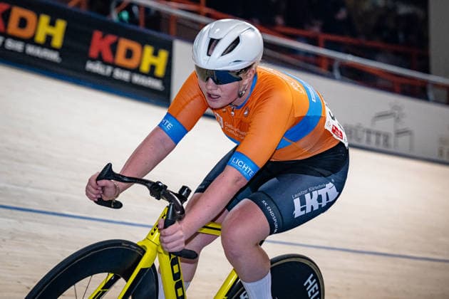 WEISSER Lisa: DM Omnium 2025 - Frankfurt Oder WEISSER Lisa ( GER ) RK Endspurt 09 Cottbus Querformat - quer - horizontal - Landscape - Event Veranstaltung: DM Omnium 2025 - Deutsche Meisterschaft - Category Kategorie: Cycling - Track cycling, Rad, Radsport, Bahnrad, Bahn National Championship Omnium - Women U19 Juniors - Location Ort: Europe Germany - Brandenburg - Märkisch Oderland - Frankfurt Oder - Oderlandhalle - Discipline: Omnium Points Race 4. Race - Distance: 15 km - Date Datum: 20.12.2025 Saturday Day 2 -