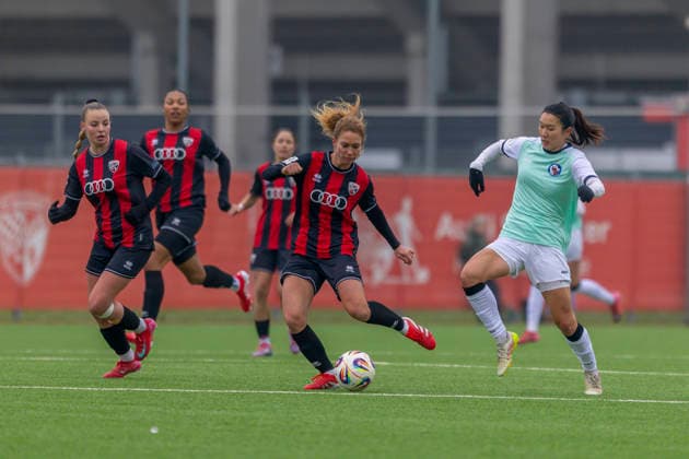 Ingolstadt, Deutschland 21. Dezember 2025: 2. BL - Frauen - 2025 2026 - FC Ingolstadt 04 vs. 1. FFC Turbine Potsdam Im Bild: v. li. im Zweikampf Leonie Haberäcker Haberaecker (FCI) und Rana Okuma (Turbine) Audi Sportpark Bayern Copyright: xFotostandx xSchäferx