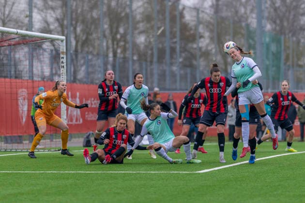 Ingolstadt, Deutschland 21. Dezember 2025: 2. BL - Frauen - 2025 2026 - FC Ingolstadt 04 vs. 1. FFC Turbine Potsdam Im Bild: v. li. im Zweikampf Leonie Hein (FCI) und Mia Schmid (Turbine) Audi Sportpark Bayern Copyright: xFotostandx xSchäferx