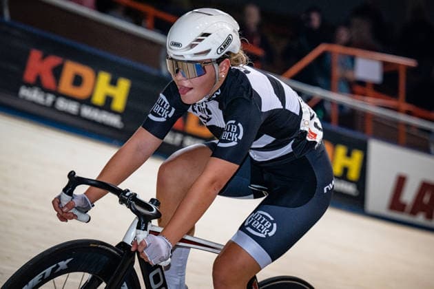 PFLÜGER Nelly: DM Omnium 2025 - Frankfurt Oder PFLÜGER Nelly ( GER ) MTB Teck Querformat - quer - horizontal - Landscape - Event Veranstaltung: DM Omnium 2025 - Deutsche Meisterschaft - Category Kategorie: Cycling - Track cycling, Rad, Radsport, Bahnrad, Bahn National Championship Omnium - Women U19 Juniors - Location Ort: Europe Germany - Brandenburg - Märkisch Oderland - Frankfurt Oder - Oderlandhalle - Discipline: Omnium Points Race 4. Race - Distance: 15 km - Date Datum: 20.12.2025 Saturday Day 2 -