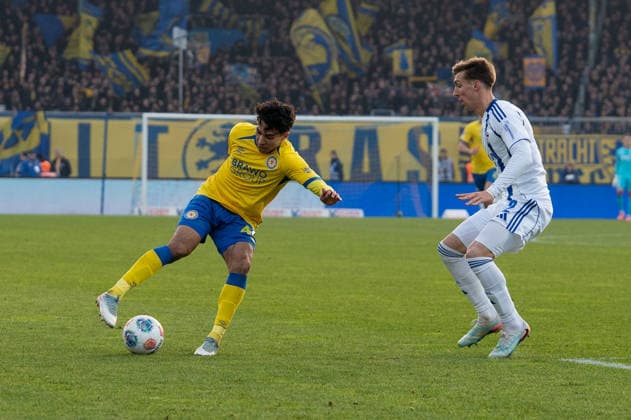 Deutschland, Fussball, 2. Bundesliga, 17.Spieltag 2025 2026: Eintracht Braunschweig - Schalke 04 am 21.12. in Braunschweig (Eintracht-Stadion): Johan Gomez (Eintracht Braunschweig 44) Felipe Sanchez (FC Schalke 04 2)