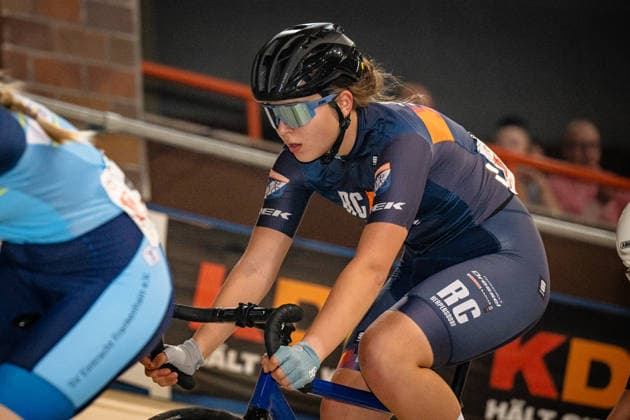 HOYER Clara-Sophie: DM Omnium 2025 - Frankfurt Oder HOYER Clara-Sophie ( GER ) RC Herpersdorf 1919 Querformat - quer - horizontal - Landscape - Event Veranstaltung: DM Omnium 2025 - Deutsche Meisterschaft - Category Kategorie: Cycling - Track cycling, Rad, Radsport, Bahnrad, Bahn National Championship Omnium - Women U19 Juniors - Location Ort: Europe Germany - Brandenburg - Märkisch Oderland - Frankfurt Oder - Oderlandhalle - Discipline: Omnium Points Race 4. Race - Distance: 15 km - Date Datum: 20.12.2025 Saturday Day 2 -