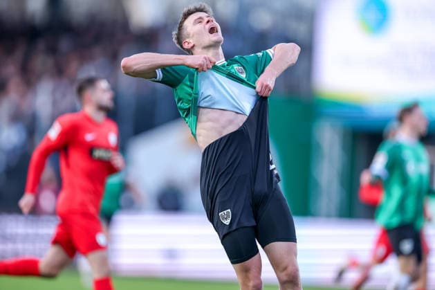 21.12.2025, Fußball, Preußen Münster - SV 07 Elversberg, 2. Fußball Bundesliga, Preußenstadion, 17.Spieltag, Saison 2025 2026: Jano ter Horst (Preussen Muenster 27) reagiert nach der verschoissenen Torchance Enttäuscht verärgert ärgert sich gestikulierend zieht sich das Trikot über sein gesicht Sixpack Oberkörperfrei DFB regulations prohibit any use of photographs as image sequences and or quasi-video. Nordrhein-Westfalen Deutschland *** 21 12 2025, Fußball, Preußen Münster SV 07 Elversberg, 2 Fußball Bundesliga, Preußenstadion, 17 Spieltag, Saison 2025 2026 Jano ter Horst Preussen Muenster 27 reacts after the missed goal chance Disappointed annoyed angry gesticulating pulls the jersey over his face Sixpack upper body free DFB regulations prohibit any use of photographs as image sequences and or quasi video Nordrhein Westfalen Germany