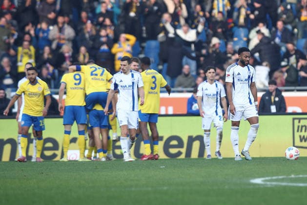 21.12.2025, xtgx, Fussball 2. Bundesliga, Eintracht Braunschweig - FC Schalke 04 v.l. Schalke enttaeuscht, enttäuscht, schaut enttaeuscht, niedergeschlagen, disappointed, Mehmet Aydin (Braunschweig, 8) Jubel, Torjubel, jubelt ueber das Tor, celebrate the goal, celebration (DFL DFB REGULATIONS PROHIBIT ANY USE OF PHOTOGRAPHS as IMAGE SEQUENCES and or QUASI-VIDEO) Braunschweig